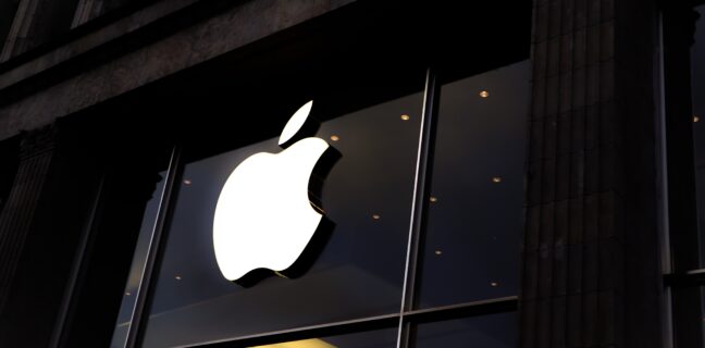 Apple již nespolupracuje s Johnem Ivem