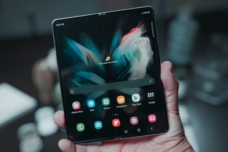 Samsung chce příští rok prodat 20 milionů skládacích telefonů