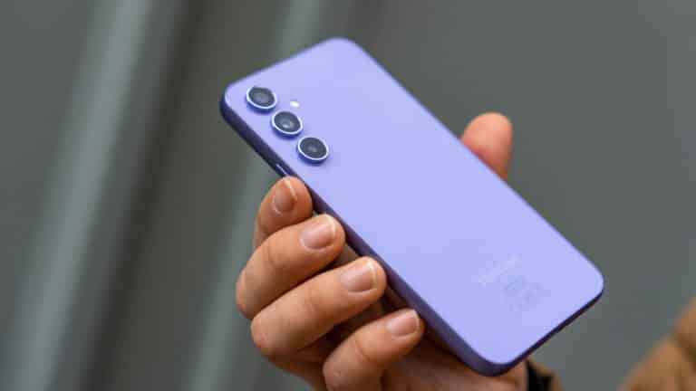 Samsung rozšiřuje aktualizaci Android 14 na další modely, včetně oblíbeného Galaxy A54