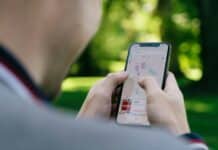 Waze nebo Google Maps? Apple v iOS 18.4 uživatelům v EU umožní změnit výchozí navigační aplikaci